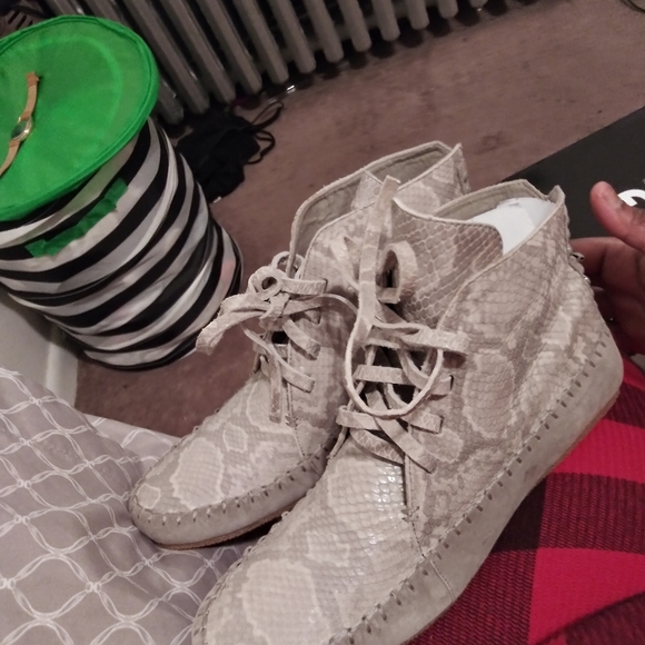 Shoes - Picture 3 of 7